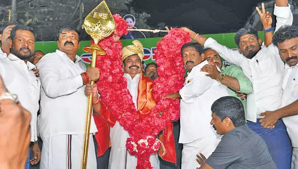 எம்.ஜி.ஆர். உருவாக்கிய அ.தி.மு.க.வை எந்த கொம்பனாலும் தொட முடியாது- எடப்பாடி பழனிசாமி பேச்சு எம்.ஜி.ஆர். உருவாக்கிய அ.தி.மு.க.வை எந்த கொம்பனாலும் தொட முடியாது- எடப்பாடி பழனிசாமி பேச்சு