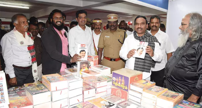 நீலகிரியில் புத்தக திருவிழாவில் குவிந்த பொதுமக்கள் நீலகிரியில் புத்தக திருவிழாவில் குவிந்த பொதுமக்கள்