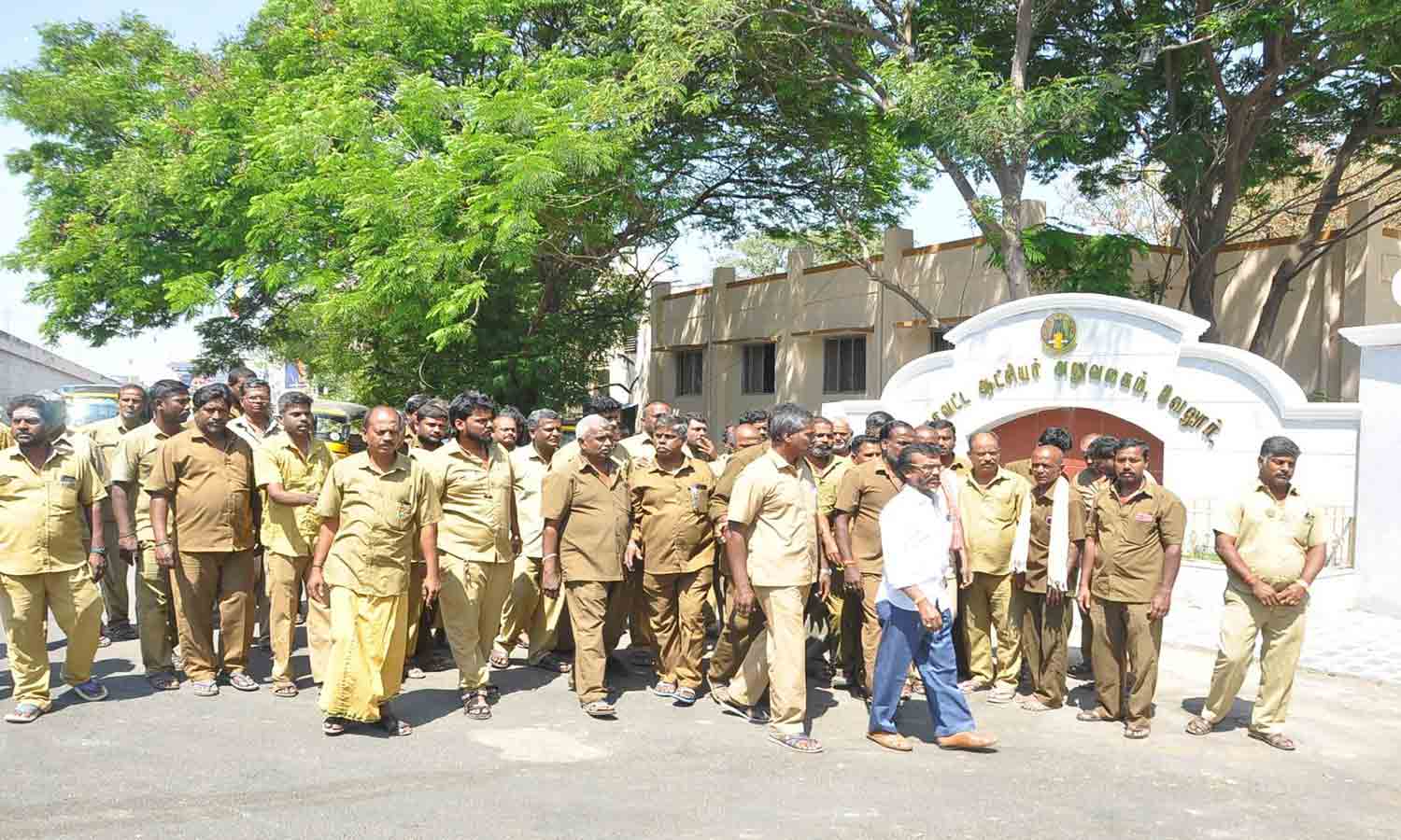 புதிய பஸ் நிலையத்தில் விதி மீறி ஆட்டோ ஸ்டாண்டு