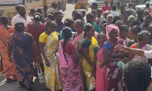 சாலையோர கடைகளால் போக்குவரத்து பாதிப்பு