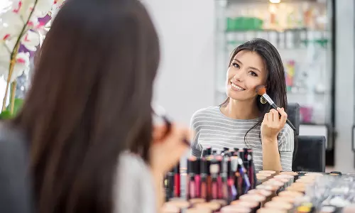 நீங்களே எளிய முறையில் மேக்கப் போட்டுக்கொள்ளலாம்....எப்படி தெரியுமா?