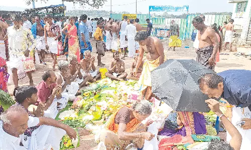 மாசி மகம் தினத்தையொட்டி பக்தர்கள் புனித நீராடி வழிபாடு: 7 தலைமுறை தோஷம் போக்க முன்னோர்களுக்கு தர்ப்பணம்