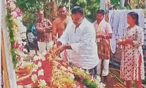 இறந்த நாய் உடலை ஊர்வலமாக கொண்டு சென்று இறுதி சடங்கு