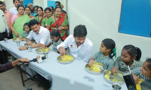 மதுரை அரசு பள்ளிகளில் காலை உணவு திட்டம் ஆய்வு: மாணவ-மாணவிகளுடன் அமர்ந்து உணவருந்திய உதயநிதி ஸ்டாலின்