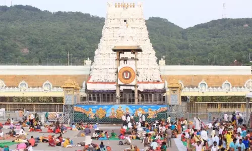 திருப்பதியில் இலவச தரிசனத்திற்கு 24 மணி நேரம் பக்தர்கள் காத்திருப்பு