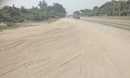 வண்டலூர் அருகே சாலையில் குவிந்த மணலால் விபத்து அபாயம்