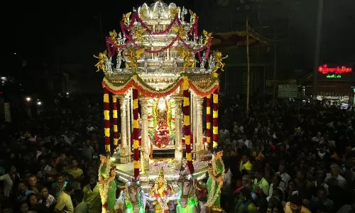 காஞ்சீபுரம் காமாட்சி அம்மன் கோவிலில் வெள்ளி தேரோட்டம்: திரளான பக்தர்கள் பங்கேற்பு