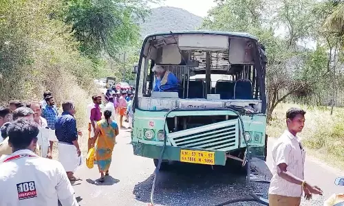 போட்டிபோட்டு ஓட்டியதால் விபத்து மினிலாரி மீது அரசு பஸ் மோதி 14 பேர் படுகாயம்