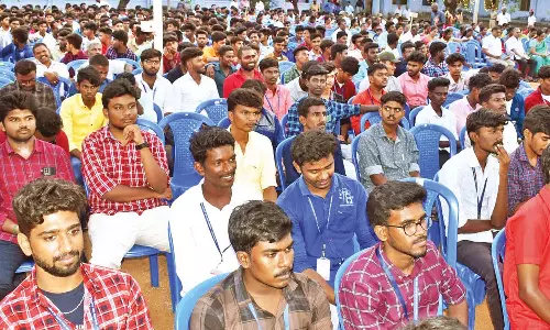 திருச்செந்தூர் ஆதித்தனார் கல்லூரி நாள் விழா:  `வாழ்க்கையின் பிரச்சினைகளை  நுட்பமான அறிவால் வெல்ல முடியும்- இஸ்ரோ தலைமை விஞ்ஞானி மந்திரமூர்த்தி பேச்சு