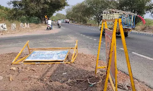 பொள்ளாச்சி சாலையில் தடுப்புகள் அகற்றப்பட்டதால் விபத்து ஏற்படும் அபாயம்