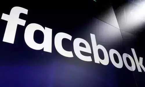 மனைவி, கள்ளக்காதலன் இறந்துவிட்டதாக பேஸ்புக்கில் பதிவு- ஆட்டோ டிரைவர் கடத்தல்