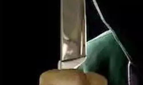 பெண் பழ வியாபாரியிடம் கத்தி முனையில் பணம் பறிப்பு