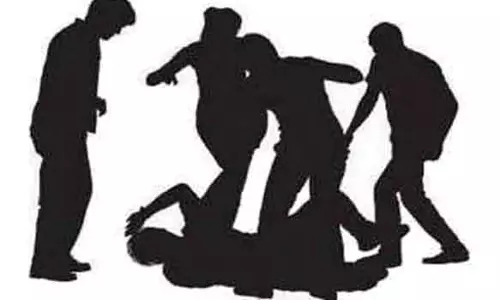 பீர் பாட்டிலால் அடித்து கல்லூரி மாணவர் கொலை