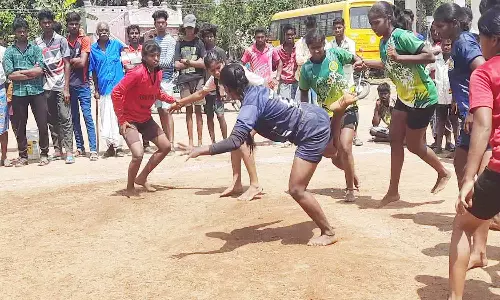 கபடிபோட்டியில் அசத்திய பெண் வீராங்கனைகள்