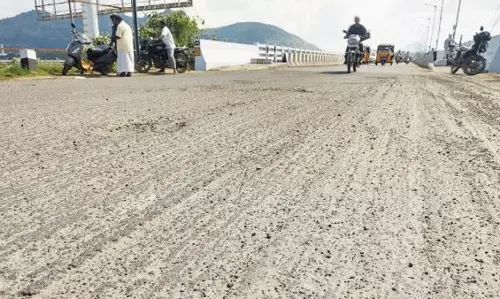 வேலூரில் கிடப்பில் போடப்பட்ட சாலை விரிவாக்க பணி