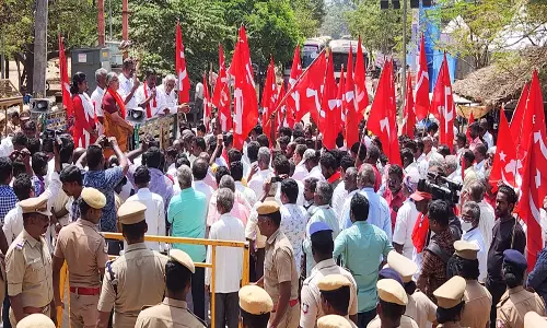 நெய்வேலி போலீஸ் நிலையத்தில் கைதி மரணம்:  போலீசாரை கைது செய்ய வலியுறுத்தி  மார்க்சிஸ்டு கட்சியினர் ஆர்ப்பாட்டம்:ஊர்வலத்தை தடுத்ததால் பரபரப்பு