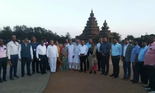 பாராளுமன்ற பொதுக்கணக்கு குழுவினர் மாமல்லபுரம் வருகை: மாவட்ட கலெக்டர் ராகுல்நாத் வரவேற்றார்