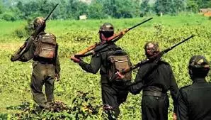 வீடுகளுக்குள் புகுந்து உணவு பொருட்களை திருடி சென்ற மாவோயிஸ்டு பயங்கரவாதிகள்