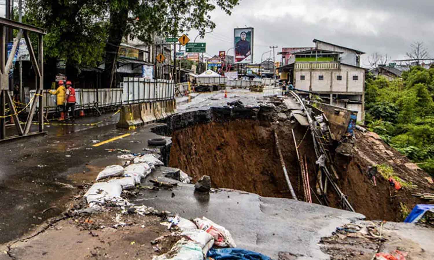 11 orang tewas akibat tanah longsor di Indonesia akibat hujan lebat