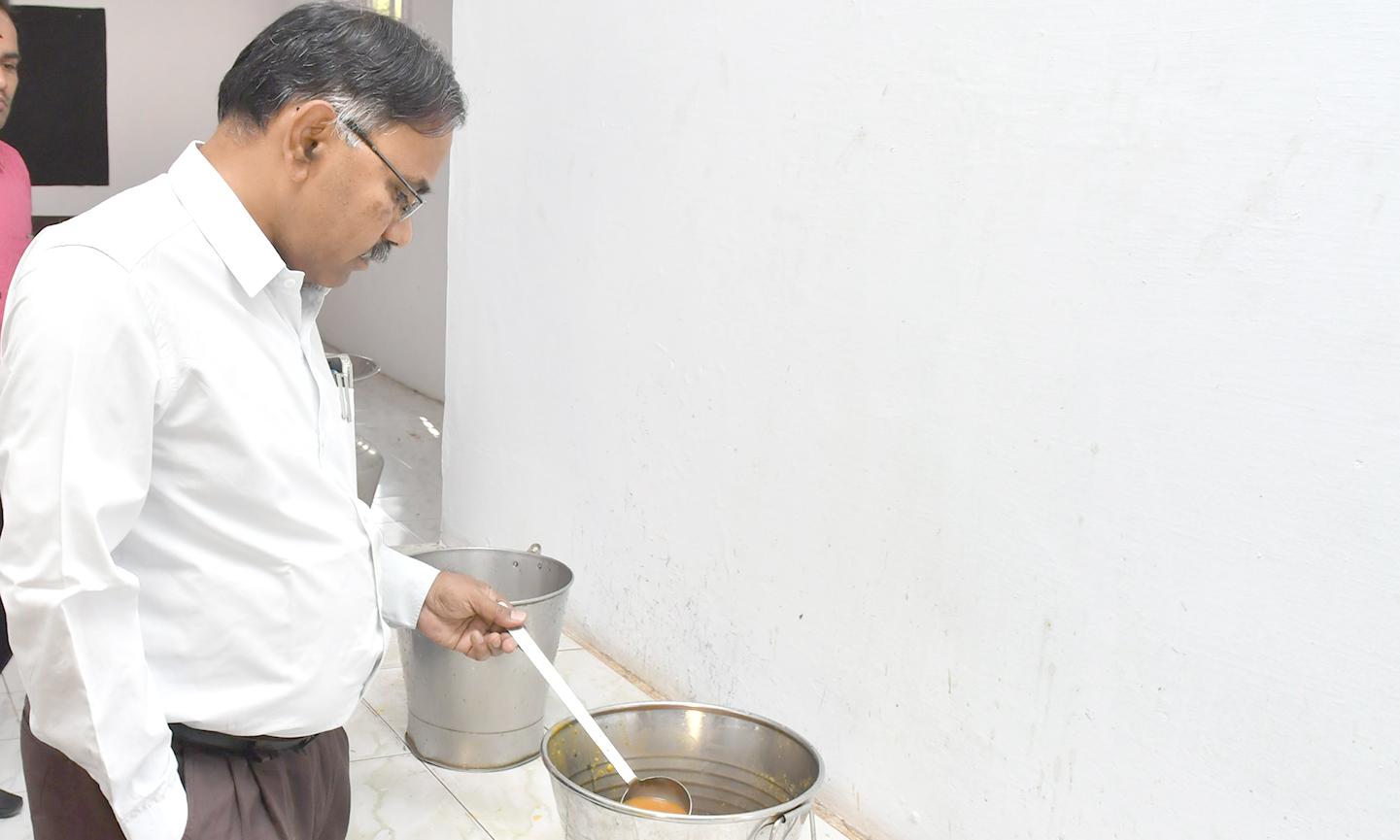 விடுதியில் மாணவர்களுக்கு தரமான உணவு வழங்காத சமையலர்கள்- காப்பாளர் பணியிடமாற்றம்