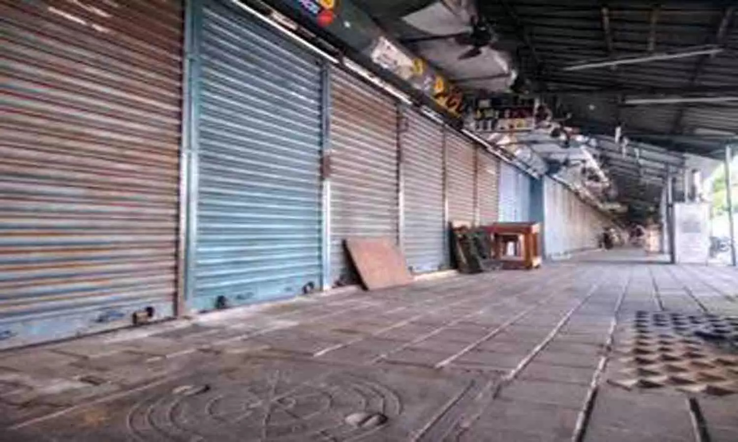 பஸ் சக்கரத்தில் சிக்கி பெண் பலியான விவகாரம் : தெக்கலூர் கடைகள் அடைப்பு - போராட்டம் பஸ் சக்கரத்தில் சிக்கி பெண் பலியான விவகாரம் : தெக்கலூர் கடைகள் அடைப்பு - போராட்டம்