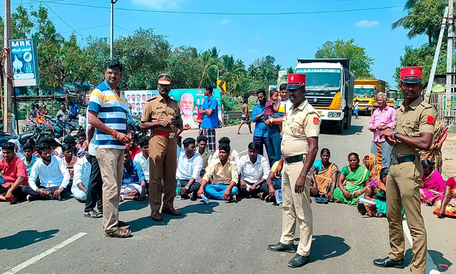 காரைக்கால் செல்லூர் கிராமத்தில்  சாலை அமைக்க வலியுறுத்தி கிராம மக்கள் மறியல்:      2 மணி நேரம் போக்குவரத்து பாதிப்பு