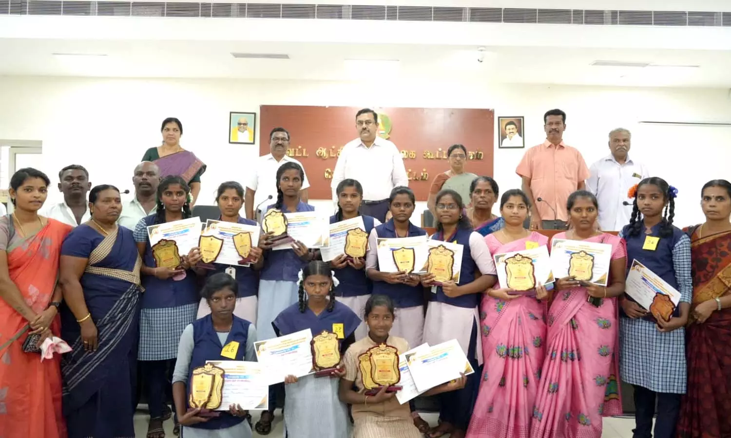 கலைத் திருவிழா போட்டிகளில் வெற்றி பெற்ற சிறுபான்மையின மாணவர்களுக்கு சான்றிதழ்கள்