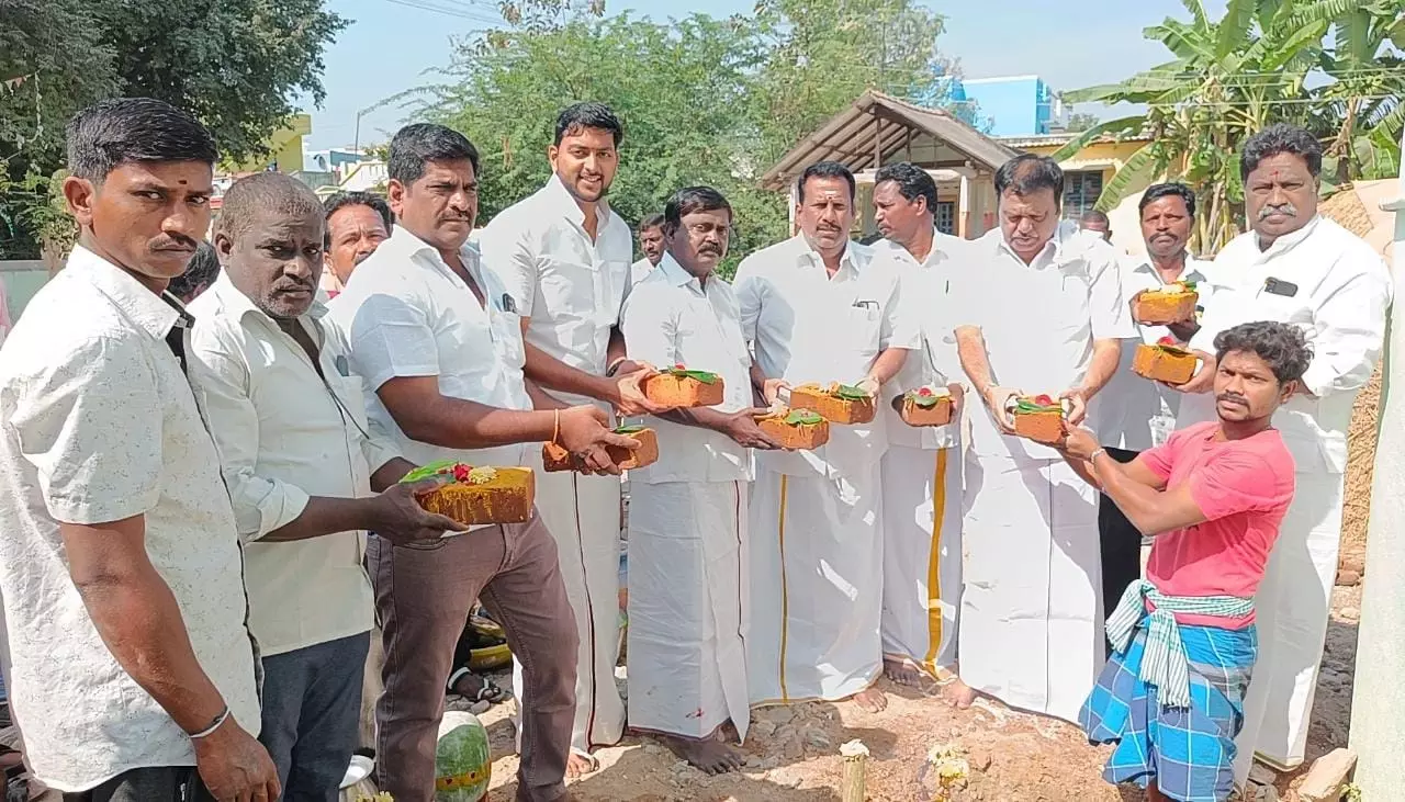 ரூ.33 லட்சத்தில் வகுப்பறைகள் கட்டும் பணி ரூ.33 லட்சத்தில் வகுப்பறைகள் கட்டும் பணி