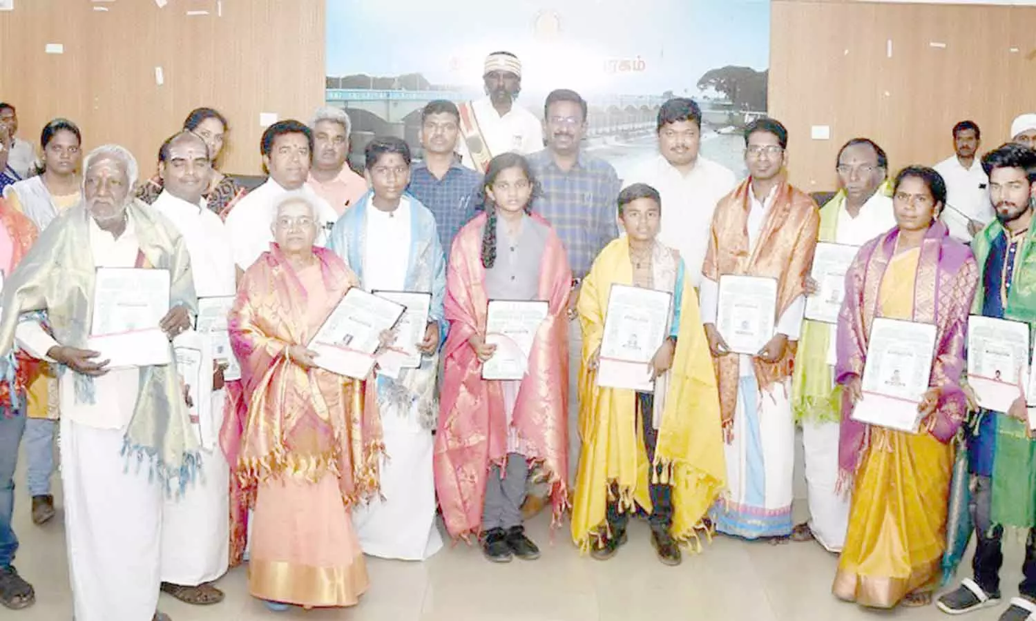 15 கலைஞர்களுக்கு பல்வேறு கலை விருதுகள்; கலெக்டர் வழங்கினார் 15 கலைஞர்களுக்கு பல்வேறு கலை விருதுகள்; கலெக்டர் வழங்கினார்