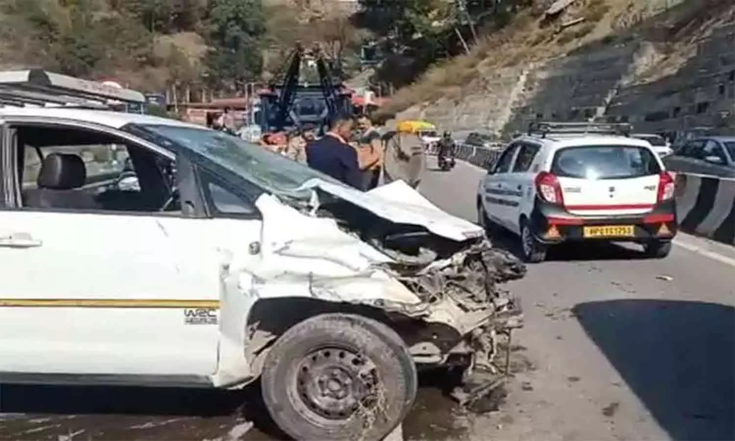 நடந்து சென்றவர்கள் மீது பயங்கரமாக மோதிய கார்... சம்பவ இடத்திலேயே 5 பேர் பலி நடந்து சென்றவர்கள் மீது பயங்கரமாக மோதிய கார்... சம்பவ இடத்திலேயே 5 பேர் பலி