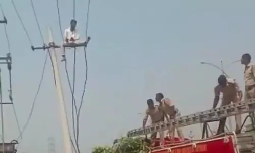 மாமியாரிடம் வரதட்சணை கேட்டு மின்கம்பத்தில் ஏறிய வாலிபர்