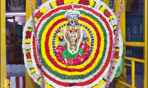 மாசித்திருவிழாவையொட்டி ஊஞ்சல் உற்சவத்தில் கோட்டை மாரியம்மன்