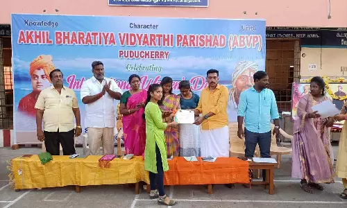 மகளிர் தினத்தையொட்டி மெகந்தி போட்டி