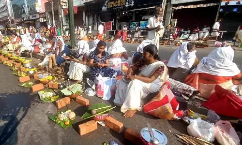 ஆற்றுக்கால் பகவதி அம்மன் கோவிலில் பொங்காலை விழா: லட்சக்கணக்கில் மக்கள் நகர் முழுக்க அடுப்பு மூட்டி பொங்கலிட்டனர்