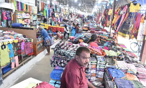 வெளி மாநில வியாபாரிகள் வருகையால் ஈரோடு ஜவுளி சந்தை களை கட்டியது- சில்லரை விற்பனையும் அமோகம்