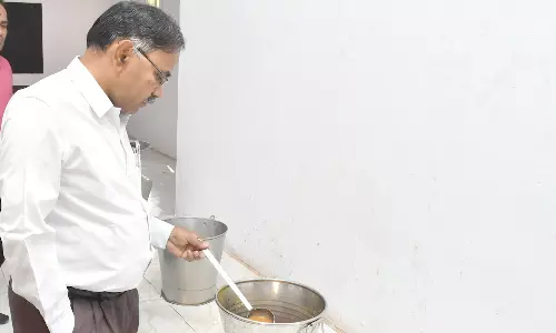 விடுதியில் மாணவர்களுக்கு தரமான உணவு வழங்காத சமையலர்கள்- காப்பாளர் பணியிடமாற்றம்