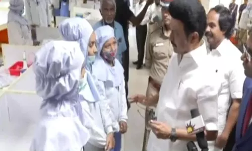 வடமாநில தொழிலாளர்களிடம் நலம் விசாரித்த முதலமைச்சர் மு.க.ஸ்டாலின் வடமாநில தொழிலாளர்களிடம் நலம் விசாரித்த முதலமைச்சர் மு.க.ஸ்டாலின்