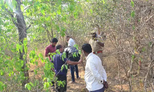 விசாரணையின்போது துப்பாக்கிச்சூடு நடத்தி தப்ப முயன்ற ரவுடியை துப்பாக்கியால் சுட்டுப்பிடித்த போலீஸ்