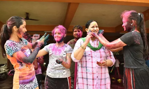 ஈரோட்டில் வடமாநிலத்தவர்கள் ஹோலி பண்டிகை உற்சாக கொண்டாட்டம்