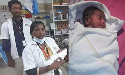 திருத்தணியில் பிரசவத்துக்கு சென்றபோது ஆம்புலன்சில் பெண்ணுக்கு குழந்தை பிறந்தது