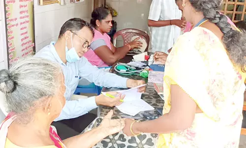 வேகமாக பரவும் வைரஸ் காய்ச்சல்: தஞ்சை மாவட்டத்தில் முகாம்களில் பொதுமக்களுக்கு காய்ச்சல் பரிசோதனை