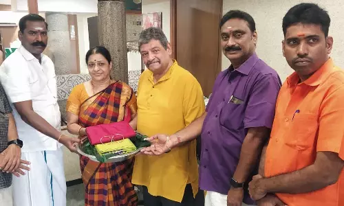 காஞ்சிபுரம் காமாட்சி அம்மன் கோவிலுக்கு வைரக்கல் பதித்த வளையல் காணிக்கை