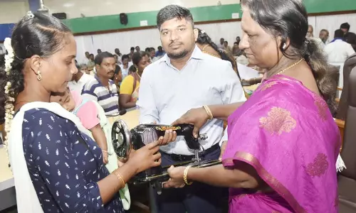 குறைதீர்க்கும் முகாம்: மனு கொடுத்த பெண்ணுக்கு உடனடியாக இலவச தையல் எந்திரம்