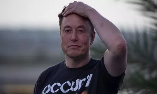 Restroom உள்பட எங்கு சென்றாலும் எலான் மஸ்க்-ஐ பின்தொடரும் பாதுகாவலர்கள்?