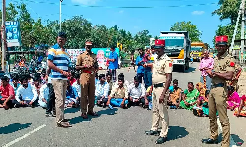 காரைக்கால் செல்லூர் கிராமத்தில்  சாலை அமைக்க வலியுறுத்தி கிராம மக்கள் மறியல்:      2 மணி நேரம் போக்குவரத்து பாதிப்பு