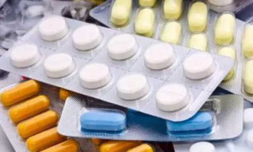 கோவை அரசு ஆஸ்பத்திரியில் போட்டி போட்டு சத்து மாத்திரைகளை தின்ற 4 மாணவிகளுக்கு தீவிர சிகிச்சை