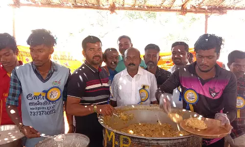 பாவூர்சத்திரம் வென்னிமலை முருகன் கோவிலில் டாக்டர் பா.சிவந்தி ஆதித்தனார் நற்பணி மன்றம் சார்பில் அன்னதானம்