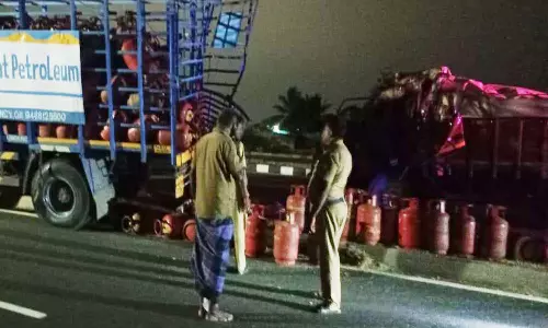 வள்ளியூர் அருகே  சிலிண்டர் லாரி மீது சிமெண்ட் லாரி மோதி விபத்து