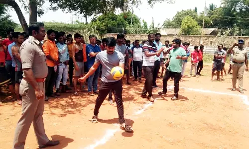 கூடங்குளத்தில் வடமாநில தொழிலாளர்களுடன் இணைந்து  கைப்பந்து விளையாடிய போலீசார்