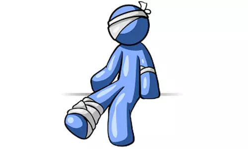 வீட்டின் முதல் மாடியில் இருந்து மரத்தில் தவறி விழுந்த சிறுமிக்கு ஆஸ்பத்திரியில் சிகிச்சை